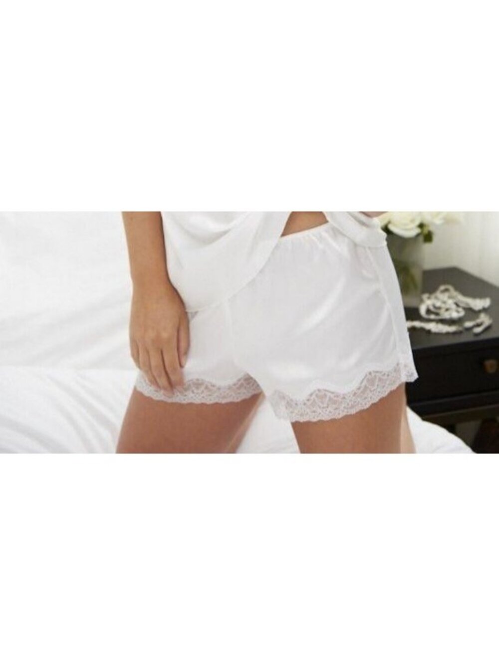 Samantha Chang CLASSIC SILK TAP SHORT White  medium  Display Model New With Tag